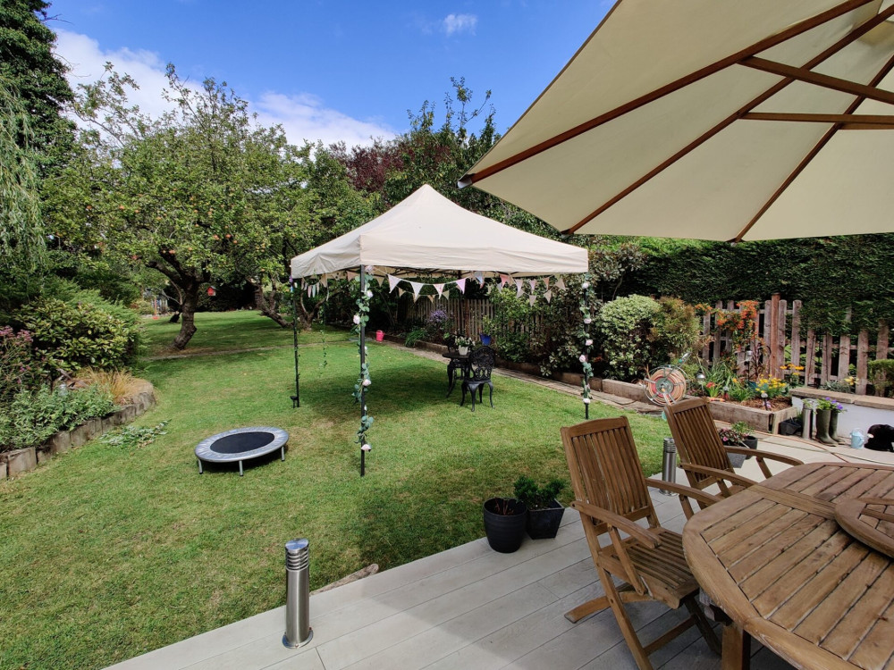 3x3m Pop Up Gazebo With Wheeled Bag, 4 Leg Weights, Rope and Pegs