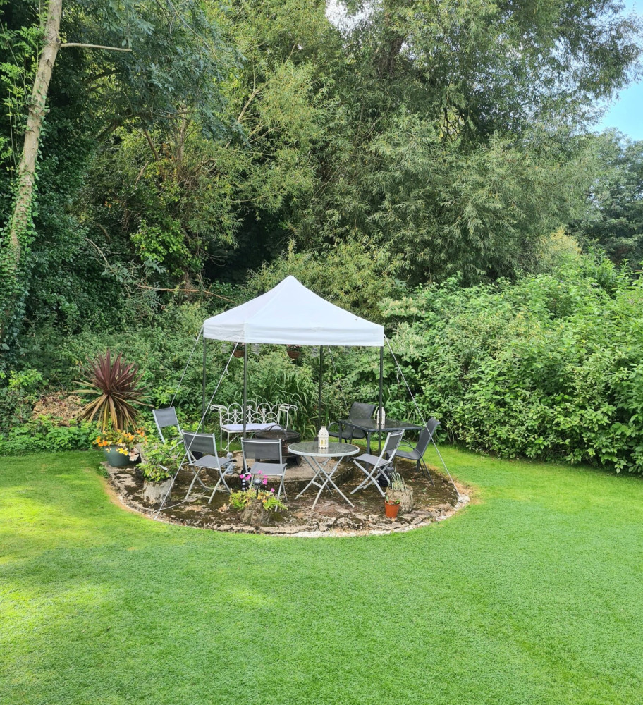 2x2m Pop Up Gazebo With Wheeled bag, 4 Leg Weights, Rope and Pegs